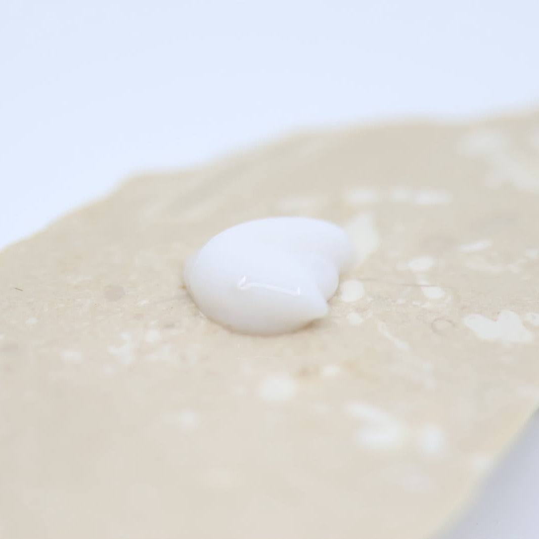 Witte inhoud Keune Care Long & Strong leave-in. Care For Hair