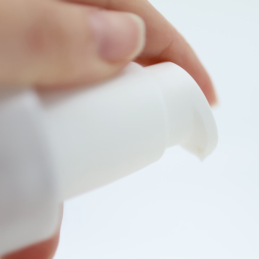 De inhoud van de Keune Revive Balm is wit.Verkrijgbaar bij Care For Hair. 