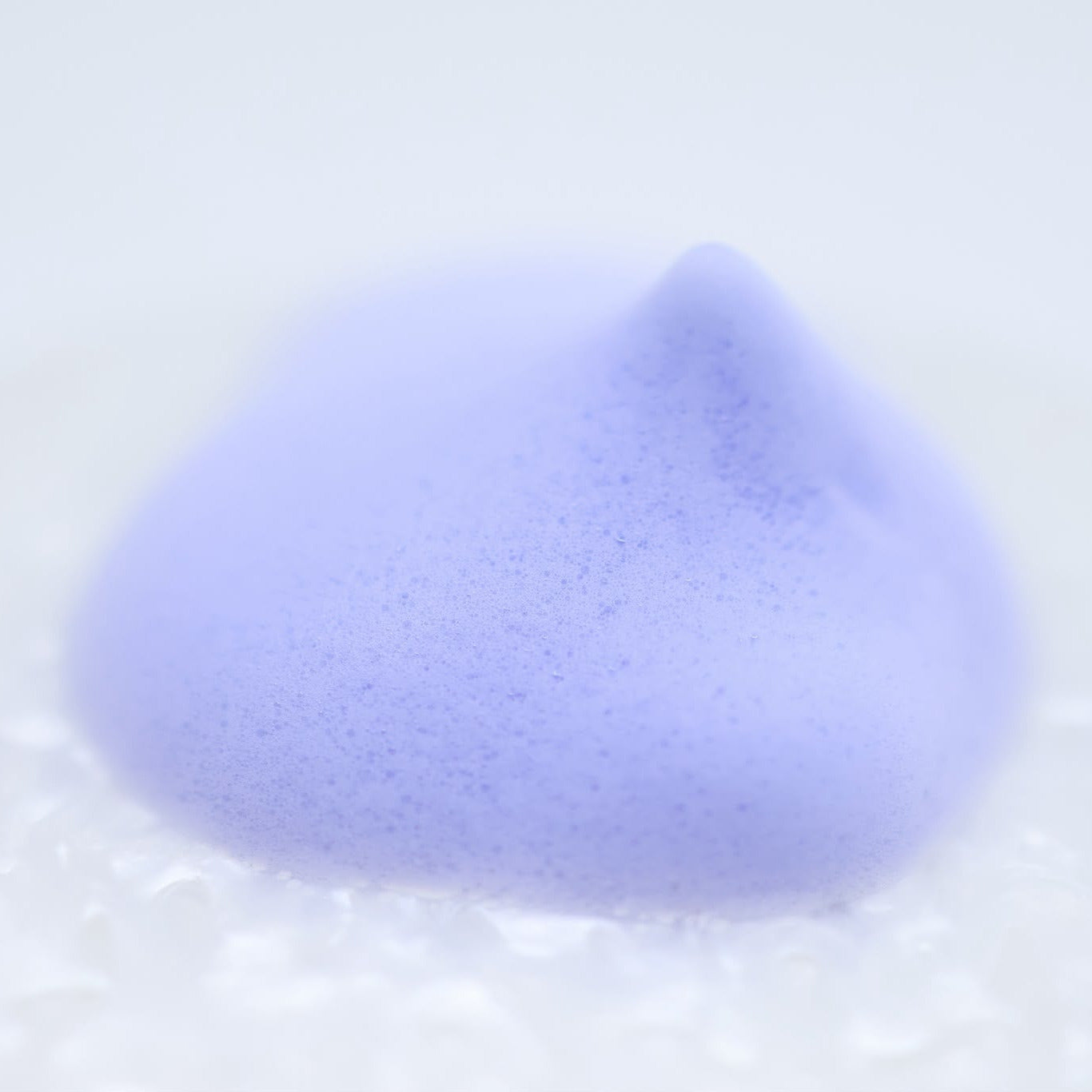 Zo ziet het schuim van de Keune Silver Foam Treatment eruit. Verkrijgbaar bij Care For Hair. 